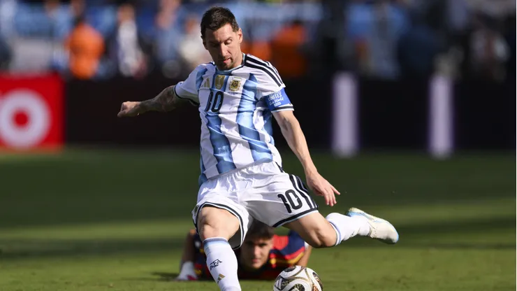 Lionel Messi chuta a bola durante a final da Copa do Mundo da FIFA 2026 entre Espanha e Argentina. (Photo by David Ramos/Getty Images)