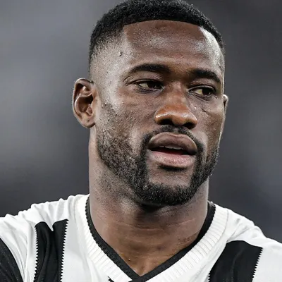 Botafogo negocia saída de Bastos e prepara "limpa" no elenco