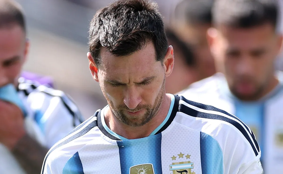 Jornal inglês detona Messi após vice da Argentina na Copa do Mundo Jornal inglês detona Messi após vice da Argentina na Copa do Mundo