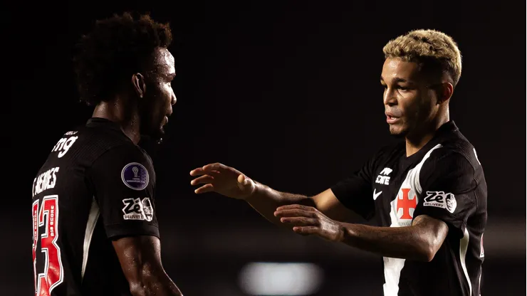 Adson jogador do Vasco comemora seu gol durante partida contra o Barracas Central no estadio Sao Januario pelo campeonato Copa Sul-Americana 2026. Foto: Isabela Azine/AGIF
