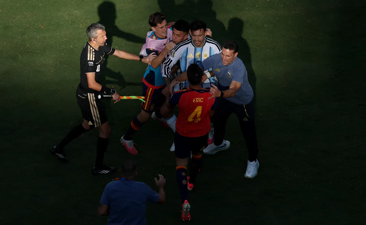 Fifa investiga arbitragem da final da Copa do Mundo após polêmica com Paredes