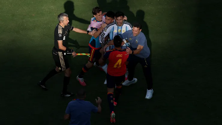 Leandro Paredes jogador da Argentina durante confusão após a final da Copa do Mundo