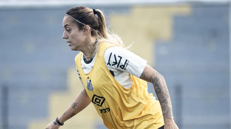 Ingryd em treinamento com as Sereias - Foto: Reinaldo Campos/ Santos F.C.
