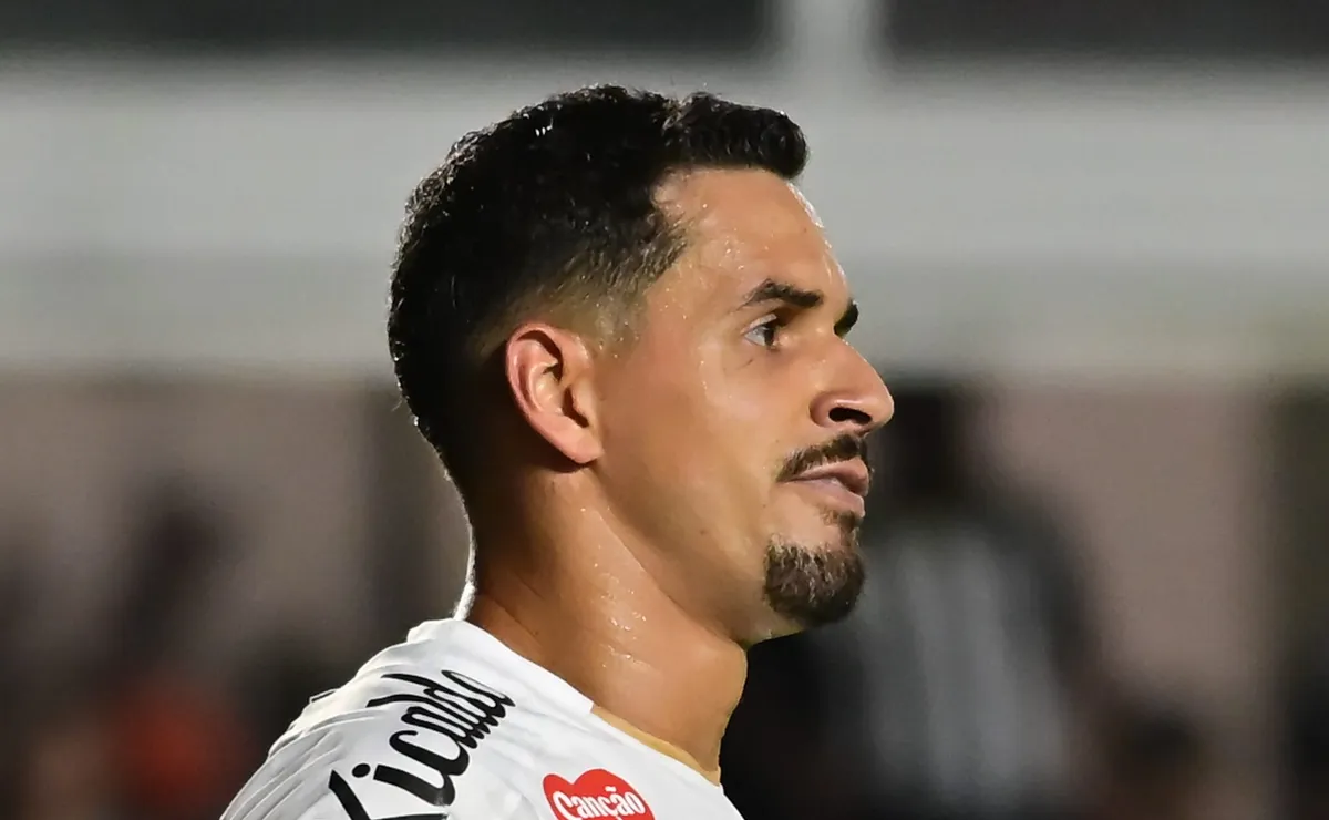 Lucas Veríssimo se posiciona após cobrança do elenco do Santos à diretoria: “A conversa foi boa”