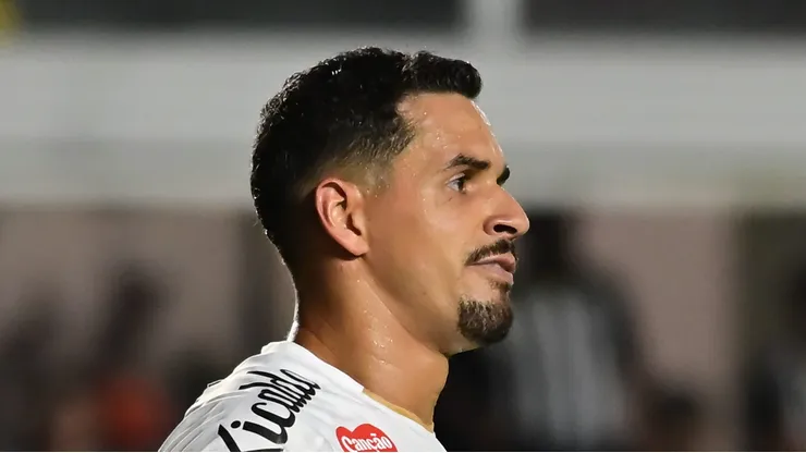 Lucas Veríssimo em campo com a camisa do Peixe.