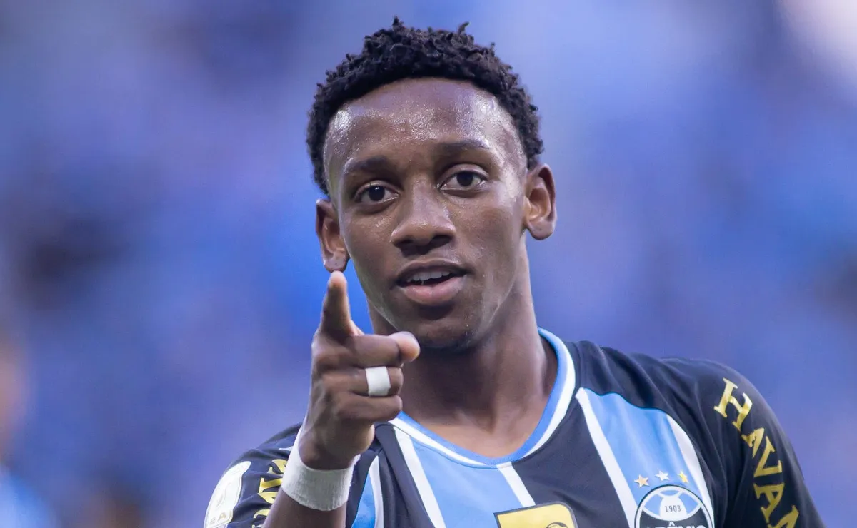 Grêmio vê transferência de Gabriel Mec para o Shakhtar travar após pedido de bonificação de R$ 6 milhões