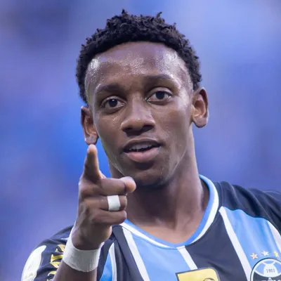 Gabriel Mec não acerta com o Shakhtar e Grêmio segue buscando venda