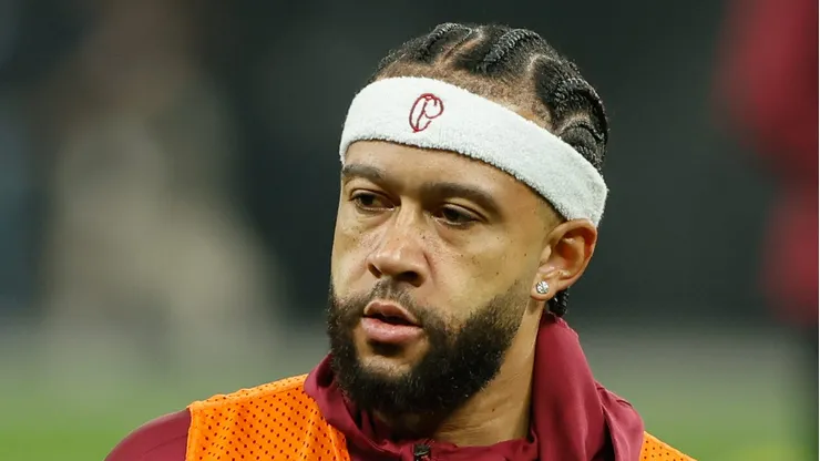 Depay durante aquecimento antes de jogo na Neo Química Arena.