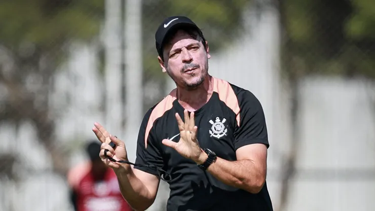 Fernando Diniz em ação no CT Joaquim Grava - Fotos: Rodrigo Gazzanel / Agência Corinthians