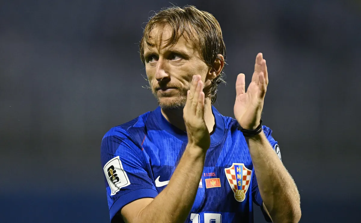 Modric desiste de aposentadoria após a Copa e acerta renovação com Milan até 2027