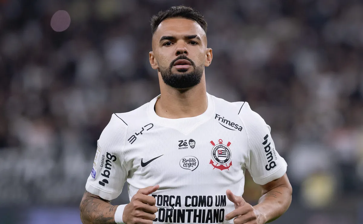 Raniele sofre queda no novo gramado da Neo Química Arena e vira preocupação no Corinthians