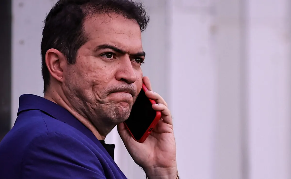 Marcelo Paz confirma oferta do Corinthians para renovar com Memphis Depay: “Contrato bem diferente”