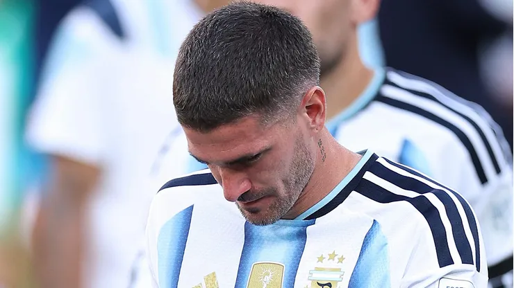 EAST RUTHERFORD, NEW JERSEY - JULY 19: Lionel Messi #10 and Rodrigo de Paul #7 of Argentina react after the 0-1 loss during the FIFA World Cup 2026 Final match between Spain and Argentina at New York New Jersey Stadium on July 19, 2026 in East Rutherford, New Jersey. (Photo by Justin Setterfield/Getty Images)