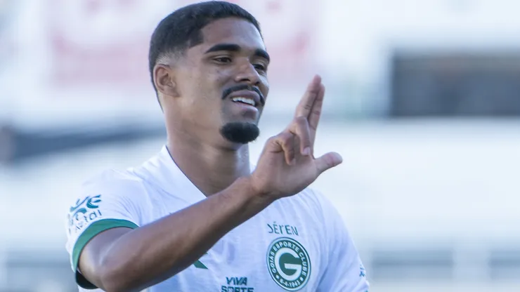 Kadu marcou os dois gols do Goiás na vitória sobre a Ponte Preta.