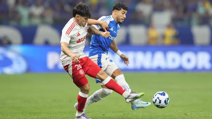 William jogador do Cruzeiro disputa lance com Bernabéi jogador do Internacional. Foto: Gilson Lobo/AGIF