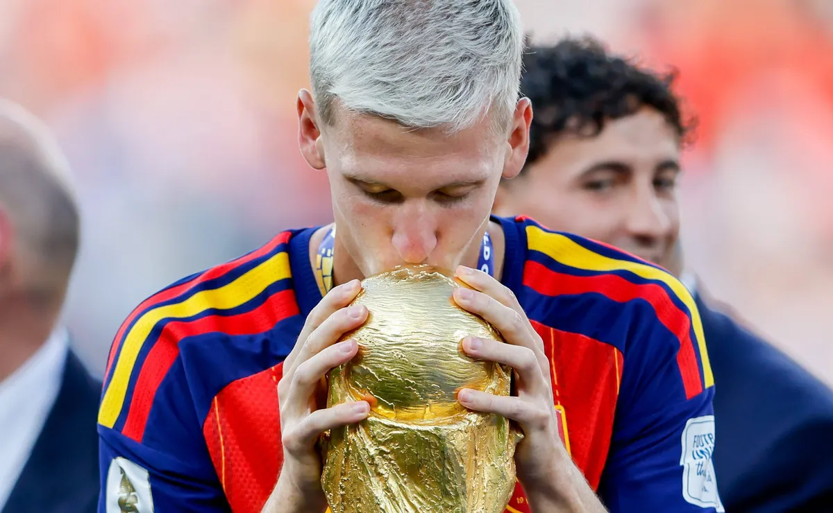 Dani Olmo, da Espanha, reprova jogadores da Argentina por virarem de costas durante entrega da taça