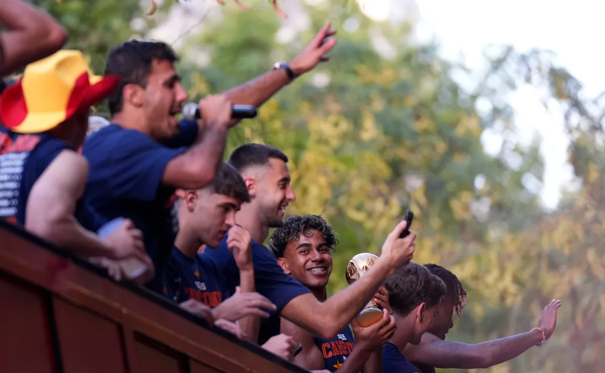 Na festa do título, jogadores da Espanha mostram placa provocando Leandro Paredes