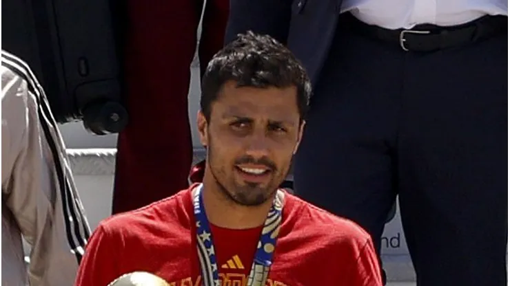 MADRID - JULY 20: Rodri of Spain carries the trophy alongside Luis de la Fuente, Head Coach of Spain as the Spanish team arrive at Adolfo Suarez Madrid–Barajas Airport ahead of the FIFA World Cup 2026 Trophy parade on July 20, 2026 in Madrid, Spain. The final match of the FIFA World Cup 2026 was held at New York New Jersey Stadium in New Jersey between Spain and Argentina. (Photo by Pablo Blazquez Dominguez/Getty Images)