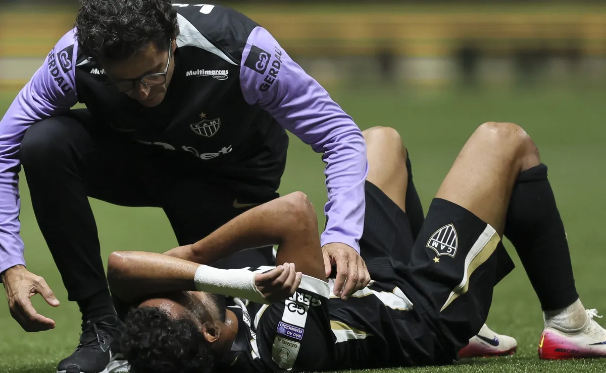Renan Lodi sente dores no tornozelo esquerdo e preocupa torcida do Atlético-MG contra o Bahia