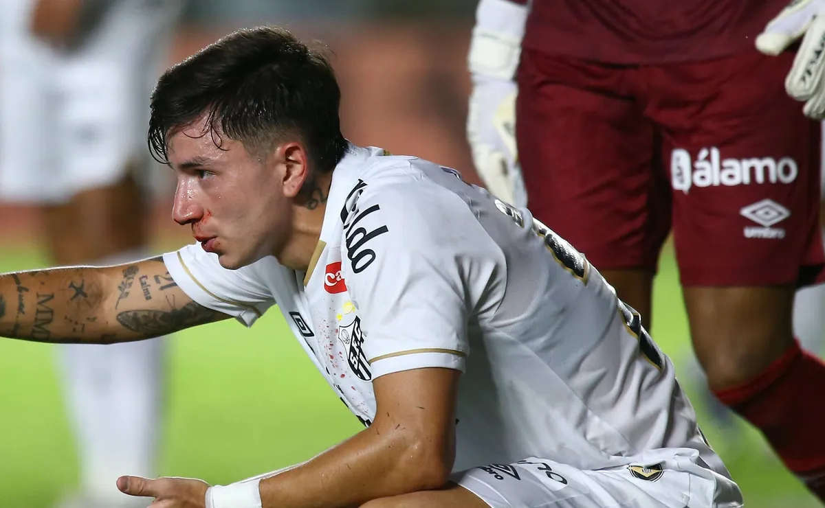 Possível pênalti em Barreal é ignorado e arbitragem vira alvo de críticas em UVC x Santos na Sul-Americana