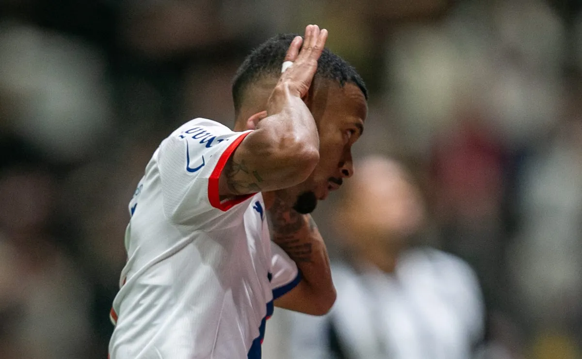 Ademir provoca torcida do Atlético-MG em empate com Bahia e lance viraliza nas redes