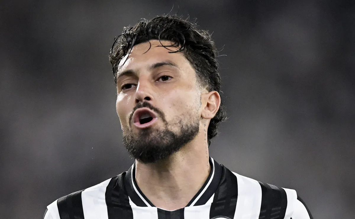 Alex Telles avalia concorrência no Botafogo e manda recado sobre contratação de Paulinho: “Grande lateral”