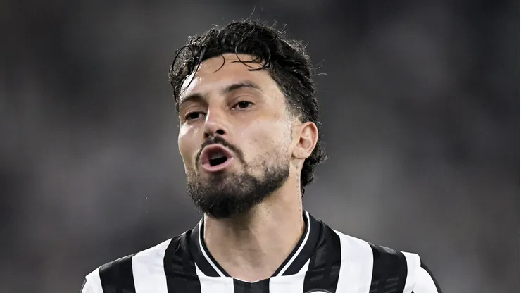 Alex Telles durante partida do último dia 16, contra o Santos