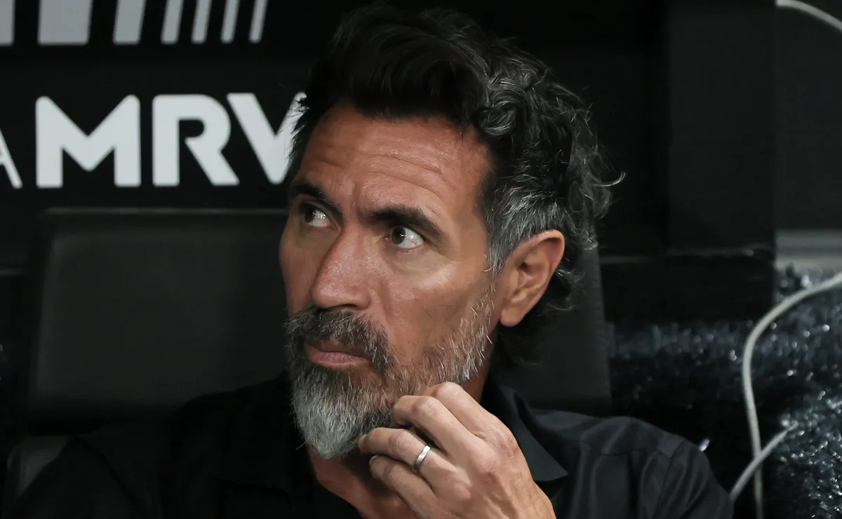 Domínguez revela busca do Atlético-MG por centroavante, mas admite dificuldades financeiras