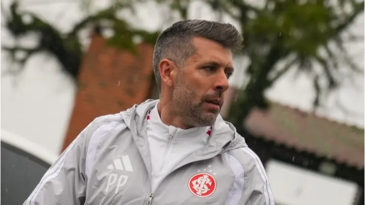 Pezzolano durante treino no CT do Inter