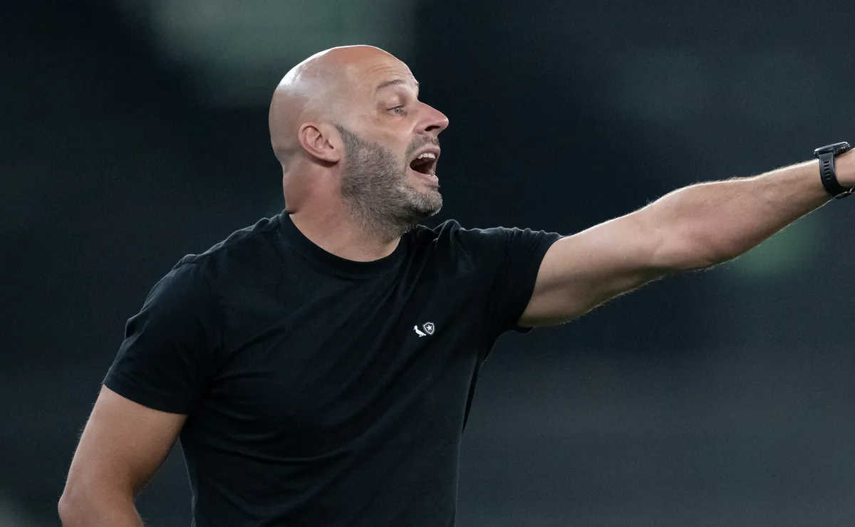 Botafogo vai ao mercado e que fechar com zagueiro, atacante e um meio-campista