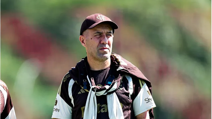 Leonardo Jardim durante treino no Ninho do Urubu