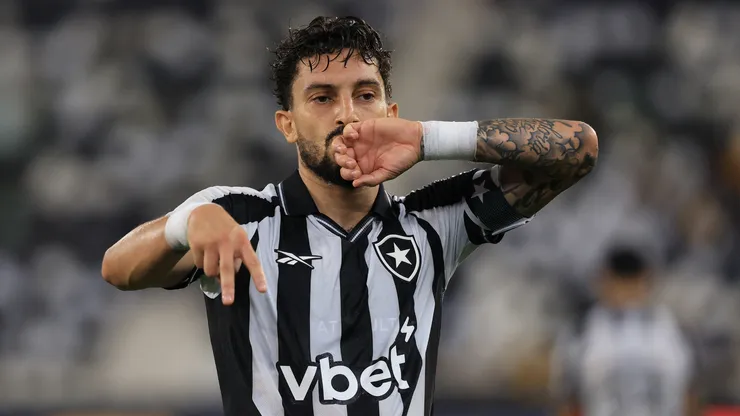 Alex Telles tem contrato com o Botafogo até o fim de 2026 - Foto: Wagner Meier/Getty Images
