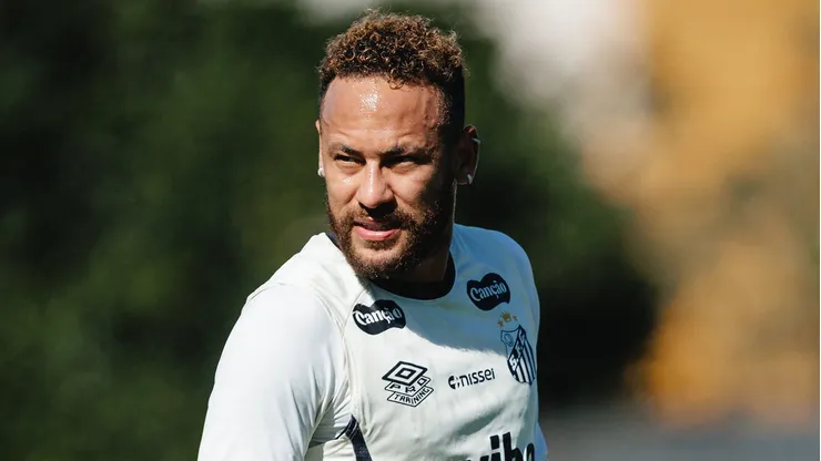 Neymr em treino no CT Rei Pelé, na retomada dos trabalhos após a Copa - Foto: Raul Baretta/ Santos FC.