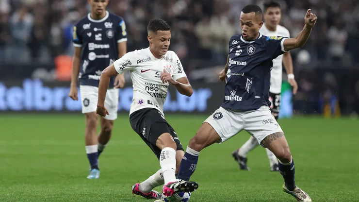 SP - SAO PAULO - 26/04/2023 - COPA DO BRASIL 2023, CORINTHIANS X REMO - Matheus Araujo jogador do Corinthians disputa lance com jogador do Remo durante partida no estadio Arena Corinthians pelo campeonato Copa do Brasil 2023. Foto: Marcello Zambrana/AGIF