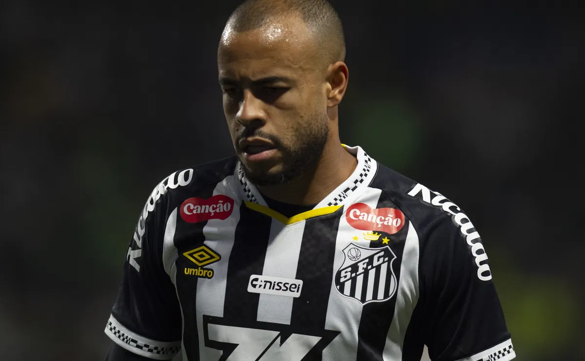 Mayke recusa procedimento no joelho e Santos enfrenta impasse para rescindir com o lateral