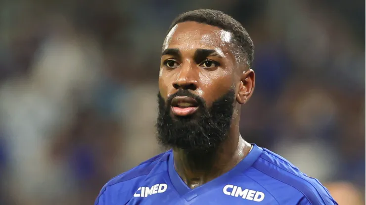 Gerson em campo durante partida no Mineirão.