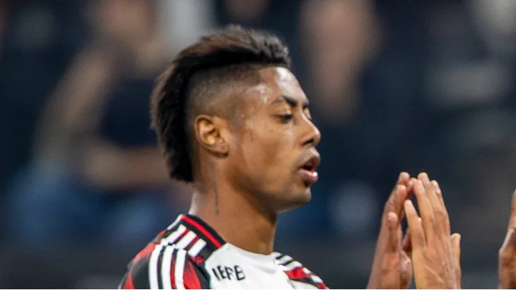 Bruno Henrique em campo na Neo Química Arena contra o Corinthians.