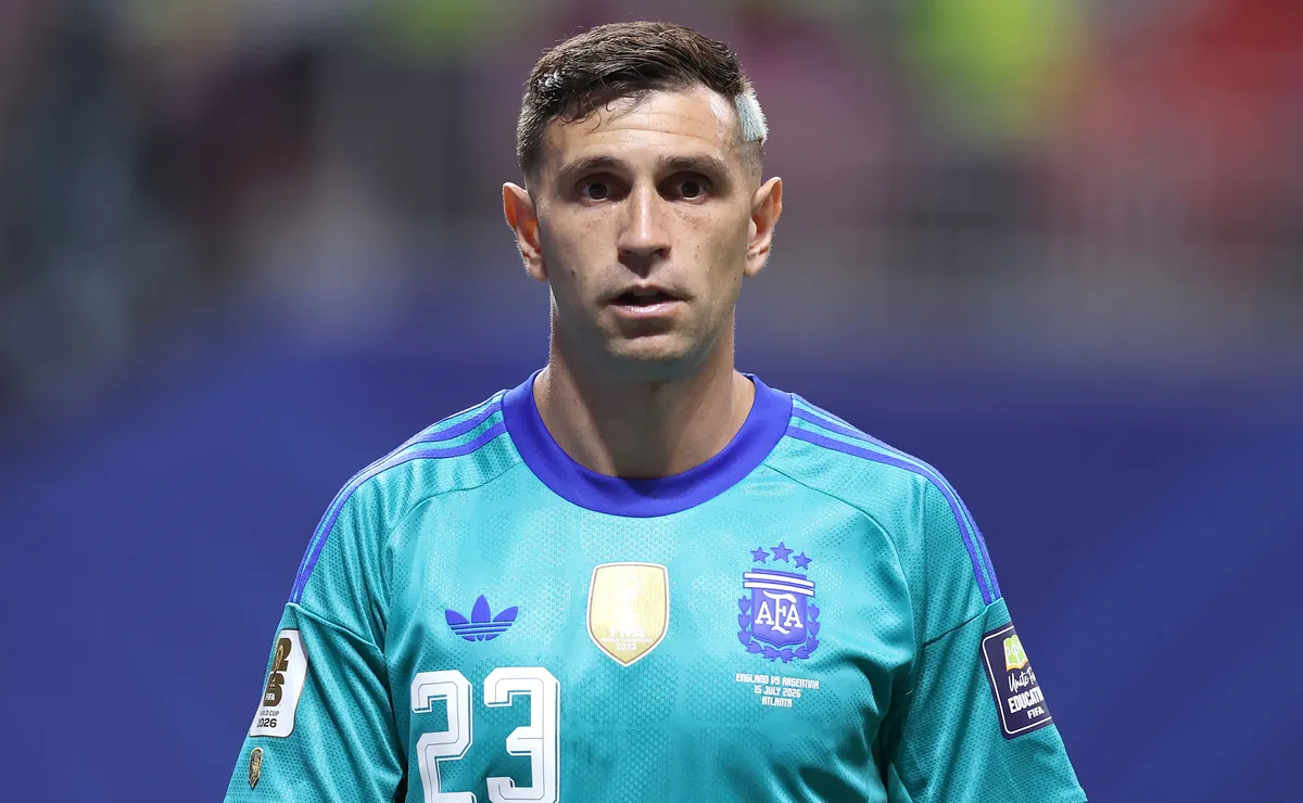 Após esperar propostas dos gigantes, Dibu Martínez vê portas se fecharem e permanece no Aston Villa