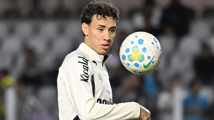 Gabriel Bontempo jogador do Santos durante aquecimento antes da partida contra o Vitoria. Foto: Jota Erre/AGIF