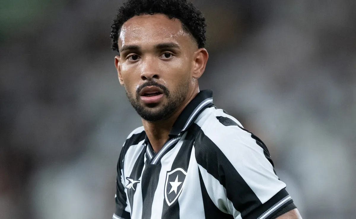 Sergey Semak não aprova e Vitinho deve seguir no Botafogo após contatos do Zenit