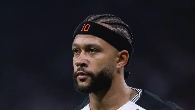 Depay em campo com a camisa corinthiana.