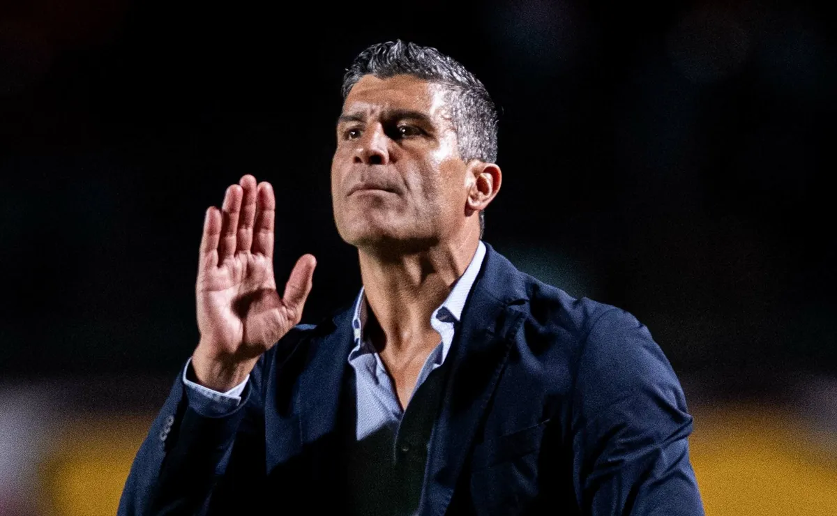 Pedro Emanuel aposta em mudanças ofensivas e Vasco arranca empate diante do Independiente Medellín
