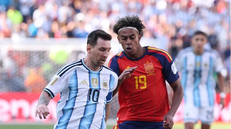 Messi e Yamal na final da Copa do Mundo - Foto: Carl Recine/Getty Images
