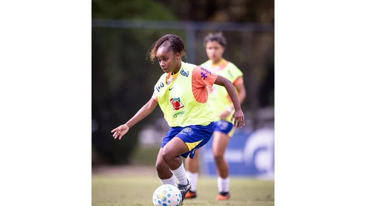 Cria da Colina com a Seleção. Foto: Divulgação/CBF