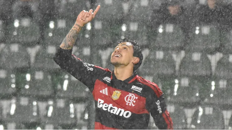 Pedro abriu o placar para o Flamengo diante da Chapecoense
