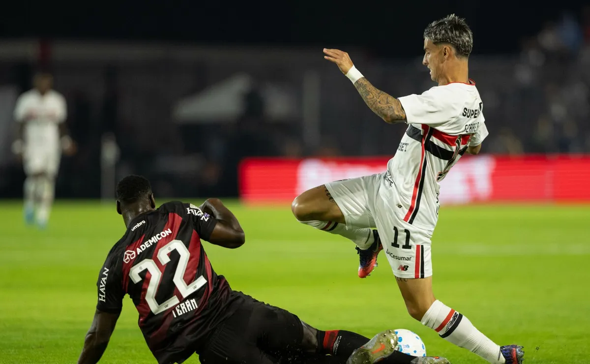 São Paulo leva virada contra o Athletico e amplia crise no Campeonato Brasileiro