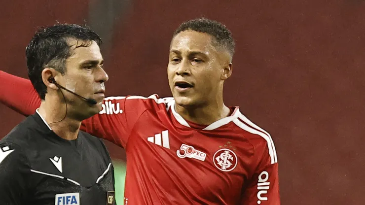 RS - PORTO ALEGRE - 22/07/2026 - BRASILEIRO A 2026, INTERNACIONAL X CRUZEIRO - O arbitro Flavio Rodrigues de Souza durante partida entre Internacional e Cruzeiro no estadio Beira-Rio pelo campeonato Brasileiro A 2026. Foto: Roberto Vinicius/AGIF
