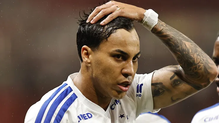 Kaio Jorge, jogador do Cruzeiro, comemora seu gol durante partida contra o Internacional no estadio Beira-Rio pelo campeonato Brasileiro A 2026. Foto: Roberto Vinicius/AGIF