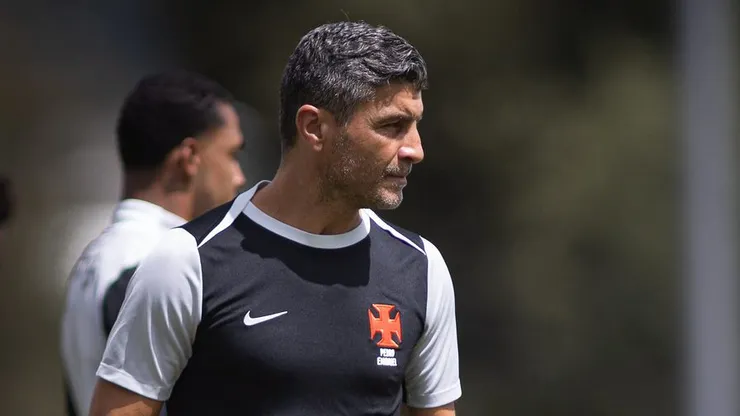 Pedro Emanuel técnico do Vasco durante treinamento