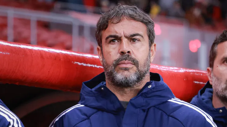 Artur Jorge tecnico do Cruzeiro durante partida contra o Internacional no estadio Beira-Rio pelo campeonato Brasileiro A 2026.
